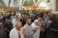 بالفيديو والصور: المئات من أهالي مدينة يافا يؤدّون صلاة عيد الفطر في مسجد يافا الكبير "المحمودية"